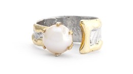 Thumb pearl ring crop