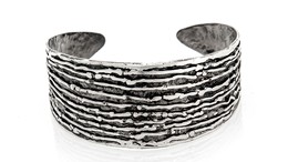 Thumb tapered ridges cuff   cropped